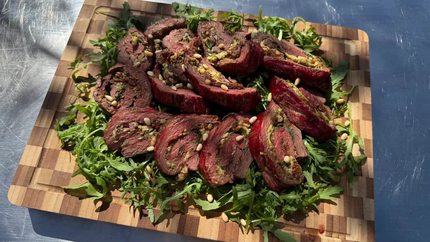 Carpaccio rollade van bavette met pesto, rucola, Parmezaan en pijnboompitten