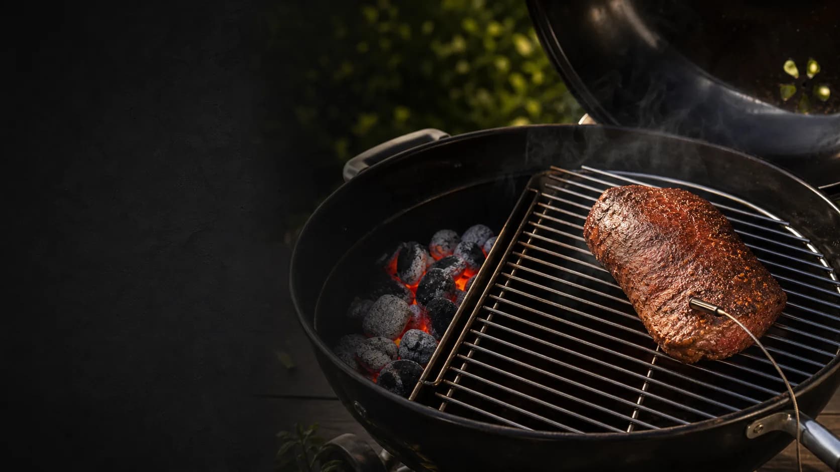 Indirect grilling on a BBQ with two zones and thermometer