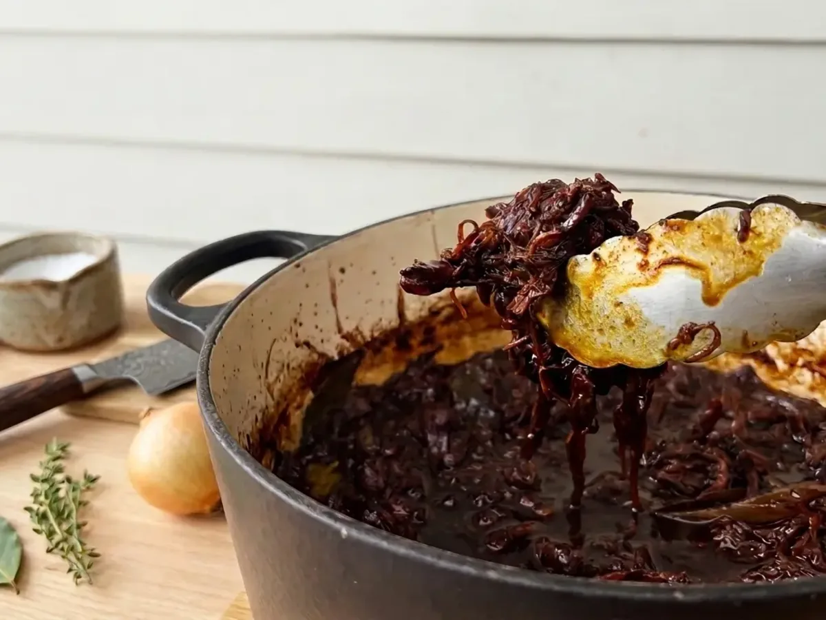 Indonesian pulled chicken with ketjap and egg in a cast-iron pan